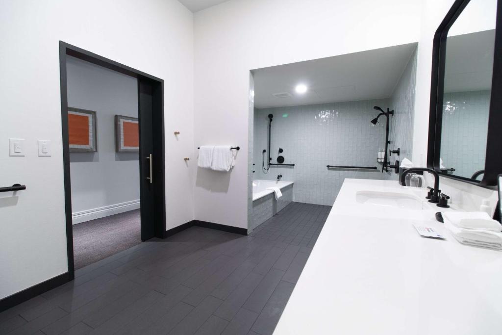 King Suite with Spa Bath and Roll-In Shower – Mobility Accessible