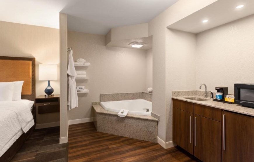King Suite with Spa Bath – Non-Smoking